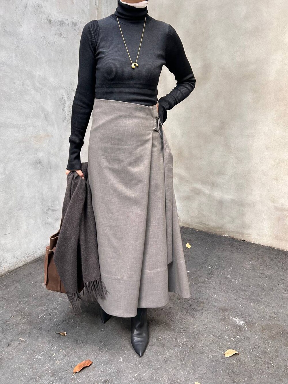 ホワイト系のその他トップス、ブラック系のニット/セーター、ベージュ系のノーカラージャケットを着用したレディースの冬コーディネートの7枚目の写真