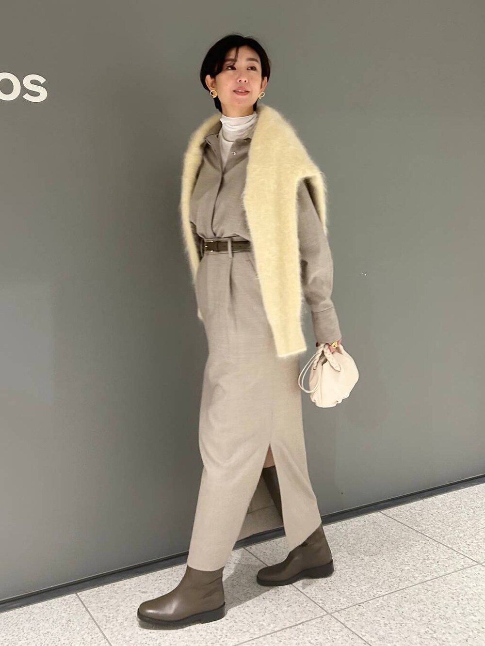 ホワイト系のその他トップス、イエロー系のニット/セーター、ベージュ系のスカートを着用したレディースの秋コーディネートの3枚目の写真