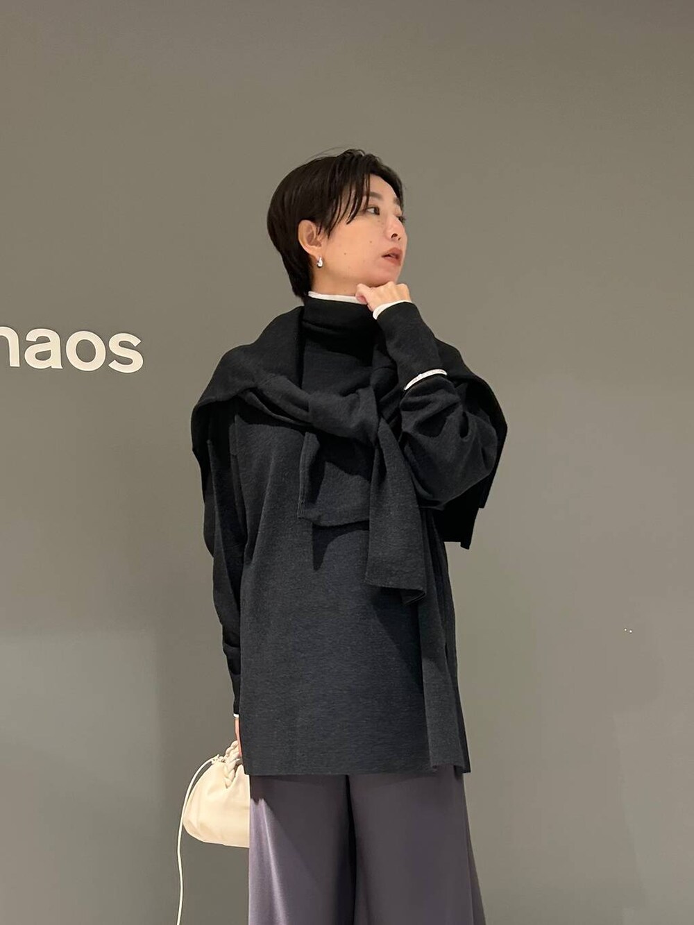 ブラック系のその他トップス、グレー系のニット/セーター、グレー系のニット/セーターを着用したレディースの秋コーディネートの5枚目の写真