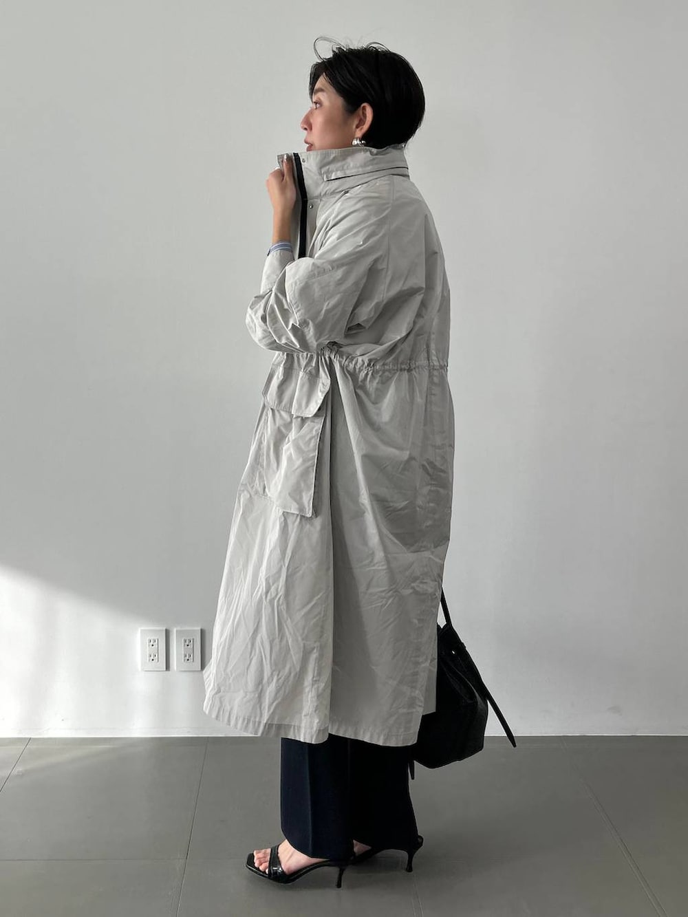 ブルー系のシャツ/ブラウス、ブルー系のその他パンツ、グレー系のナイロンジャケットを着用したレディースの冬コーディネートの3枚目の写真