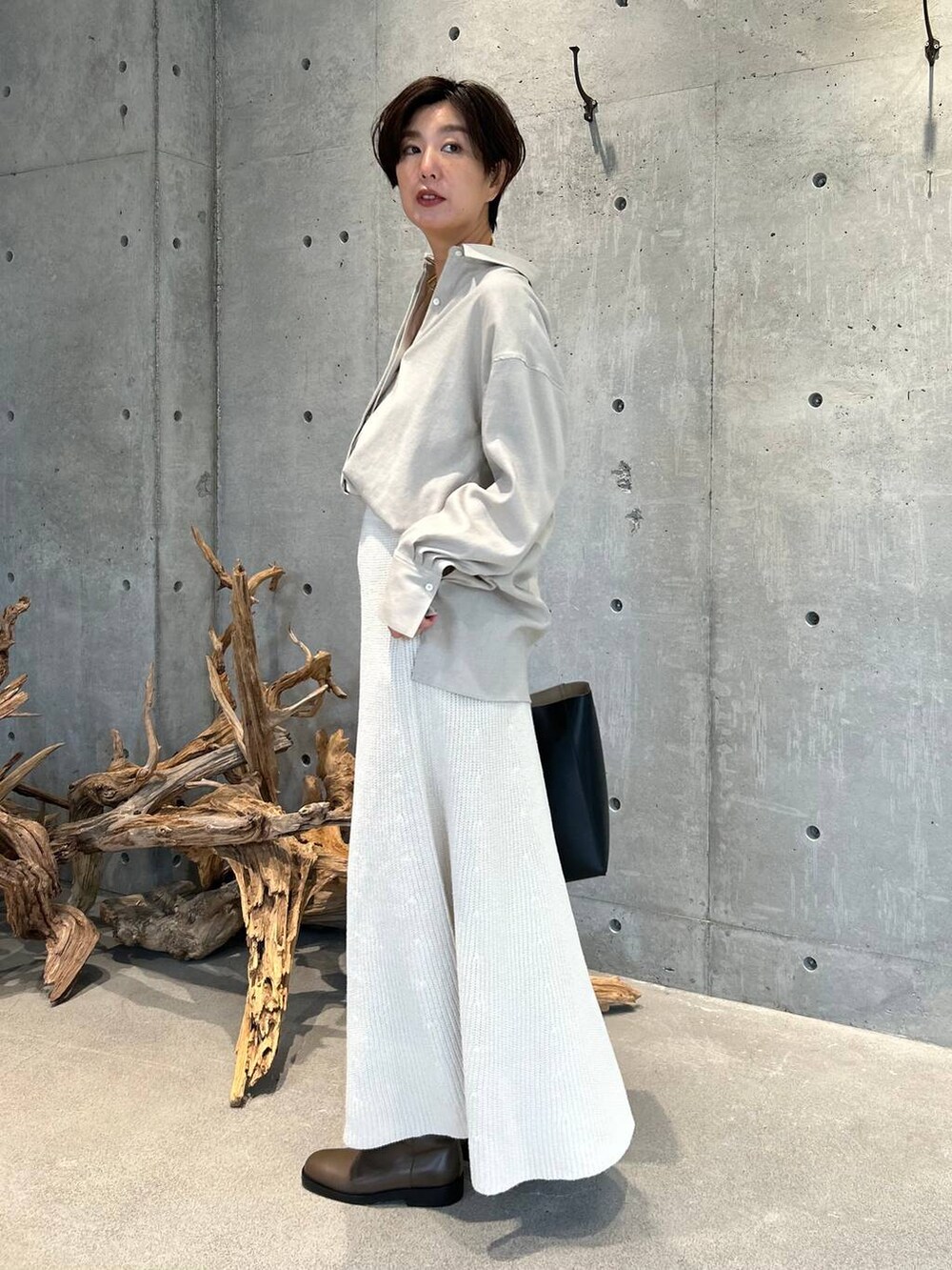 ホワイト系のスカートを着用したレディースの夏コーディネートの2枚目の写真