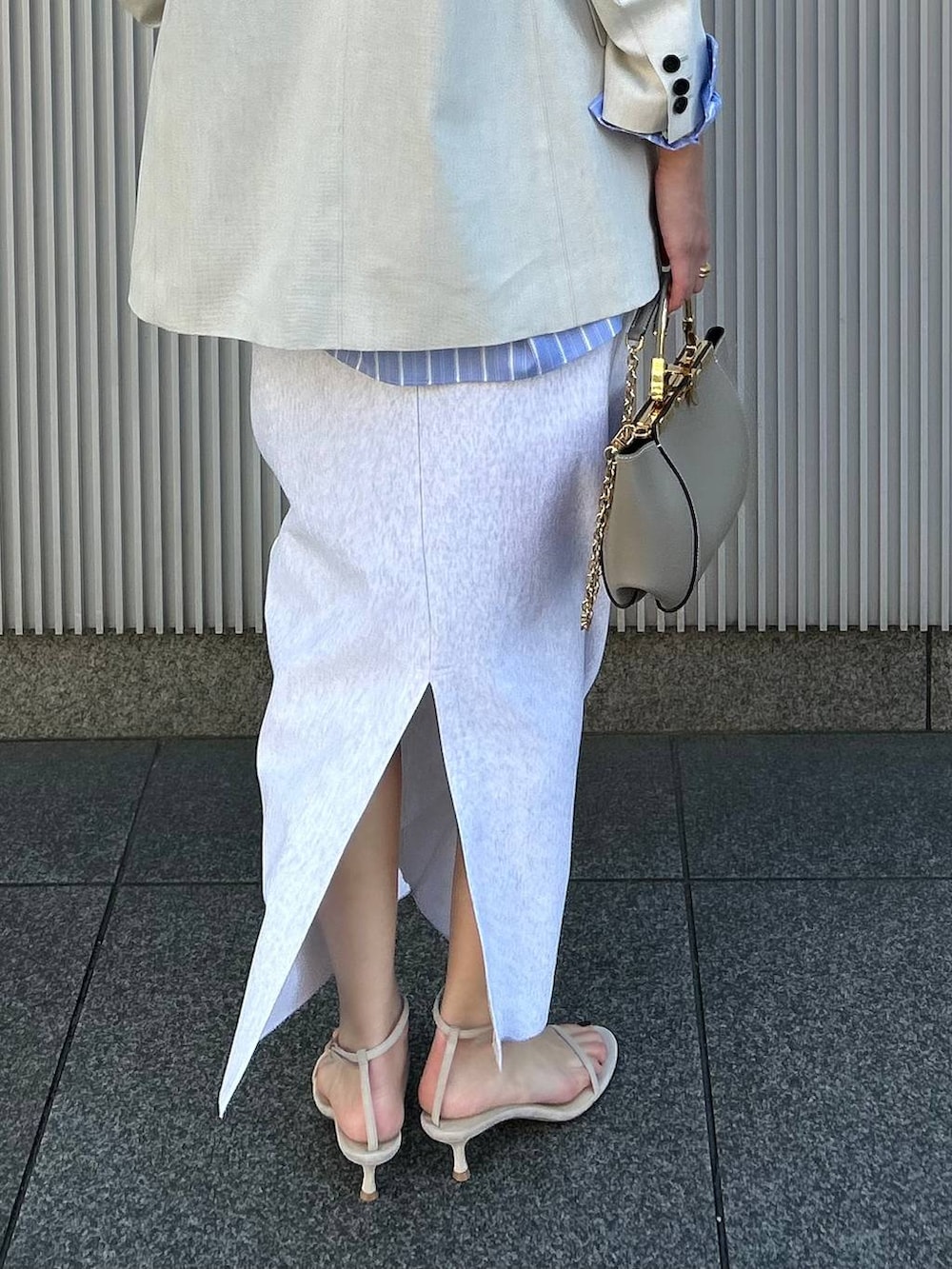 その他のシャツ/ブラウス、グレー系のスカート、ホワイト系のテーラードジャケットを着用したレディースの冬コーディネートの9枚目の写真