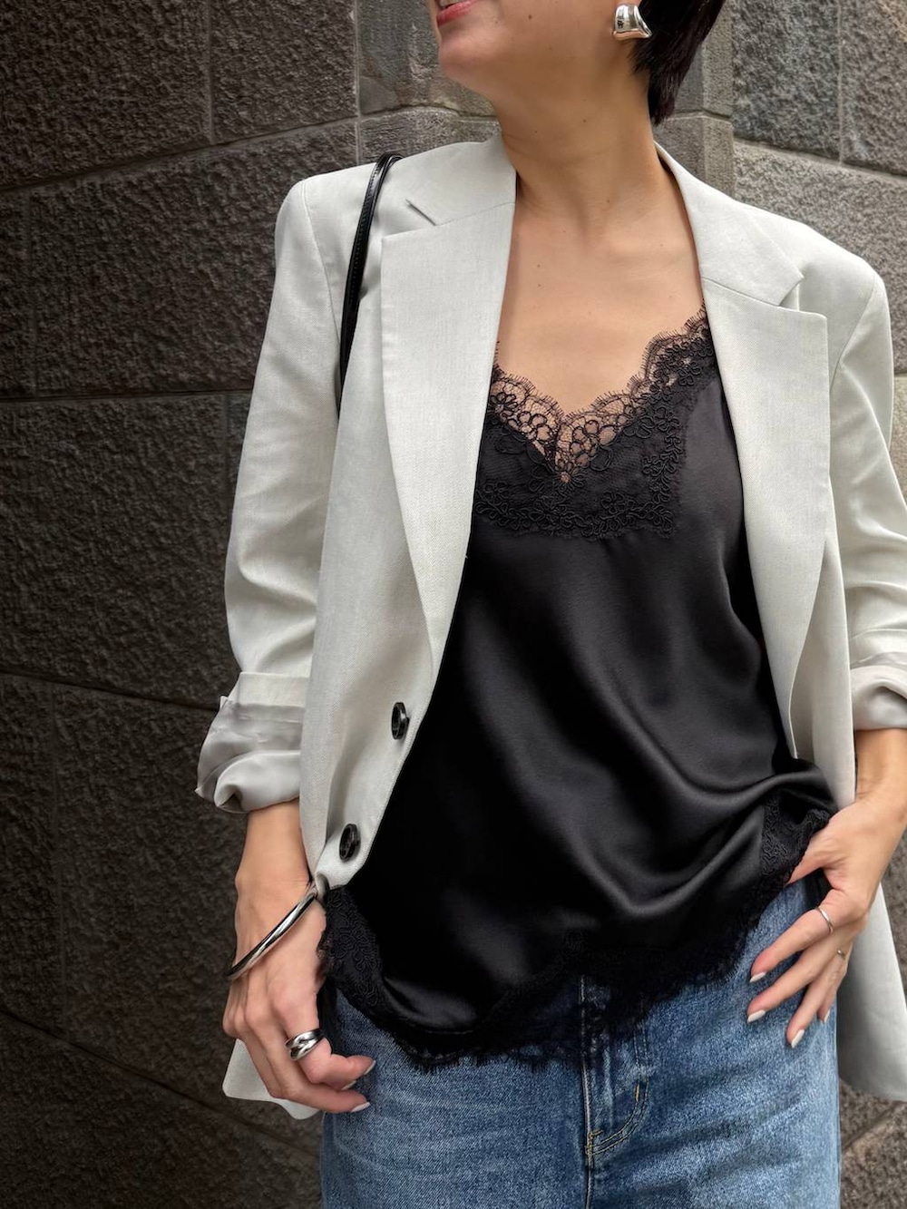 ブルー系のデニムパンツ、ホワイト系のテーラードジャケットを着用したレディースの冬コーディネートの5枚目の写真