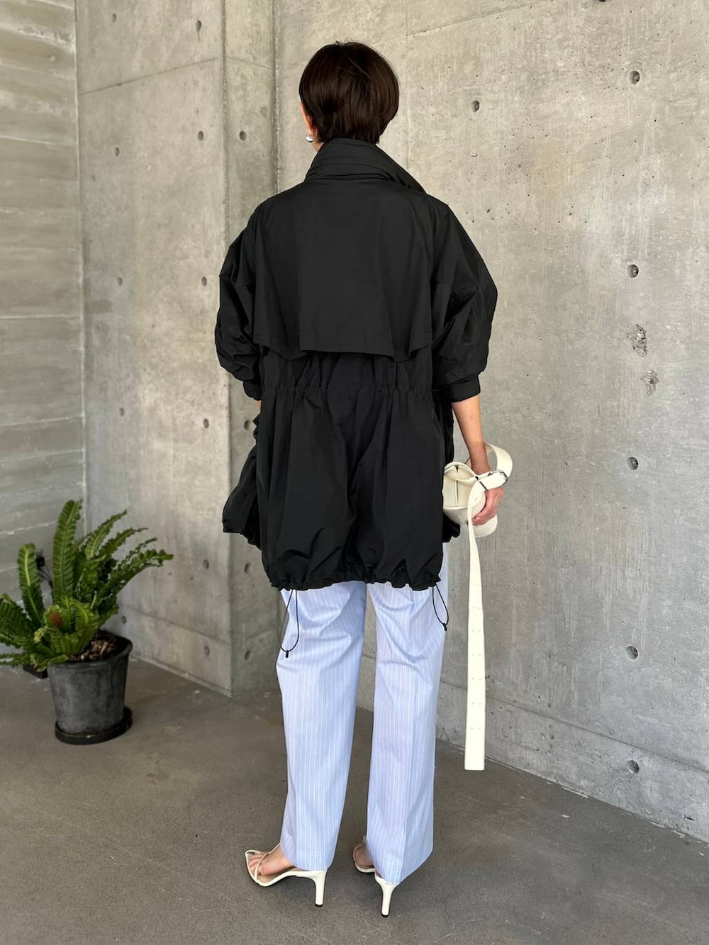 ブラック系のタンクトップ、ブルー系のその他パンツ、ブラック系のブルゾンを着用したレディースの夏コーディネートの4枚目の写真