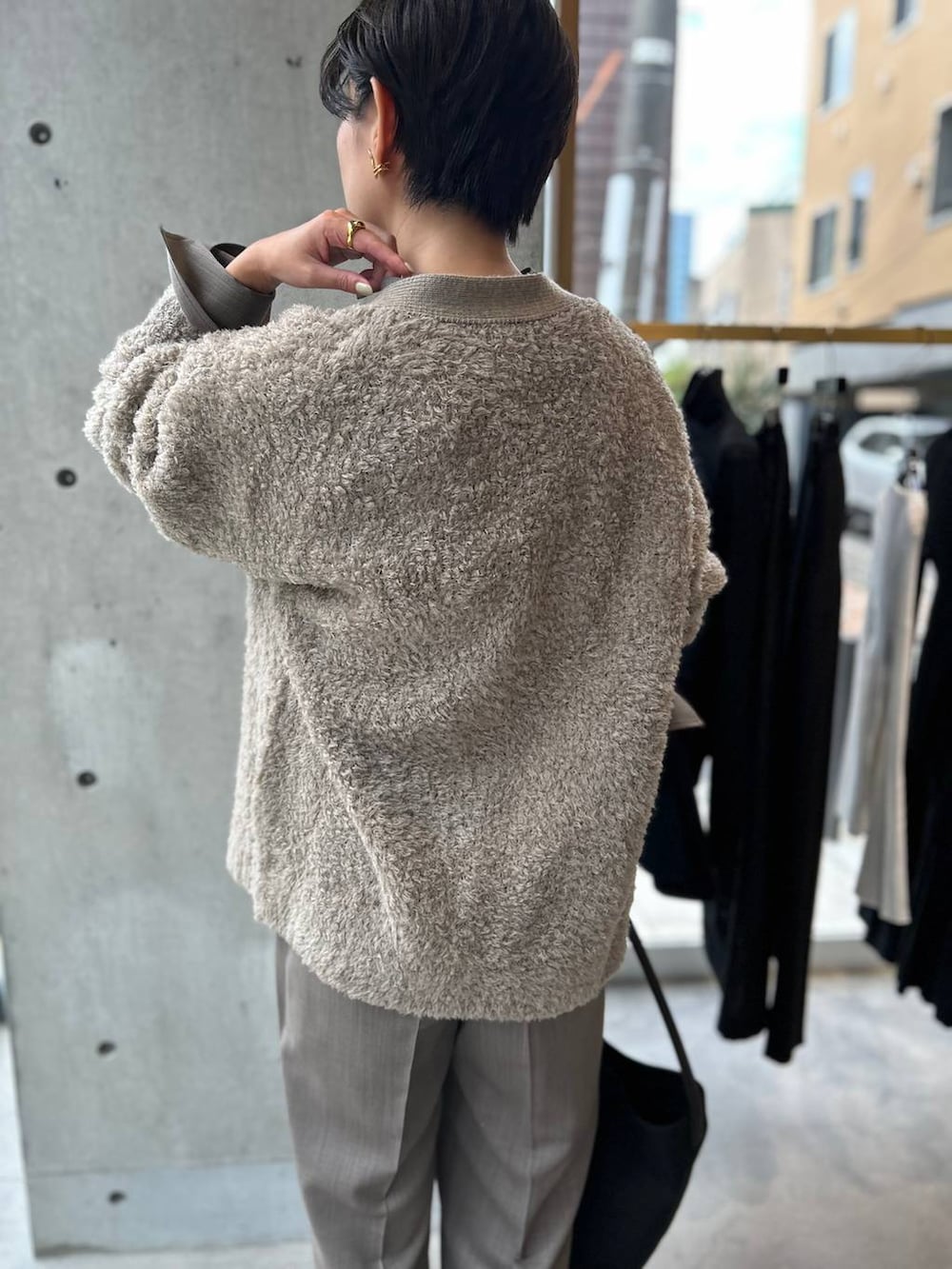 ベージュ系のカーディガン/ボレロ、ブラウン系のシャツ/ブラウス、ブラウン系のスラックスを着用したレディースの秋コーディネートの5枚目の写真