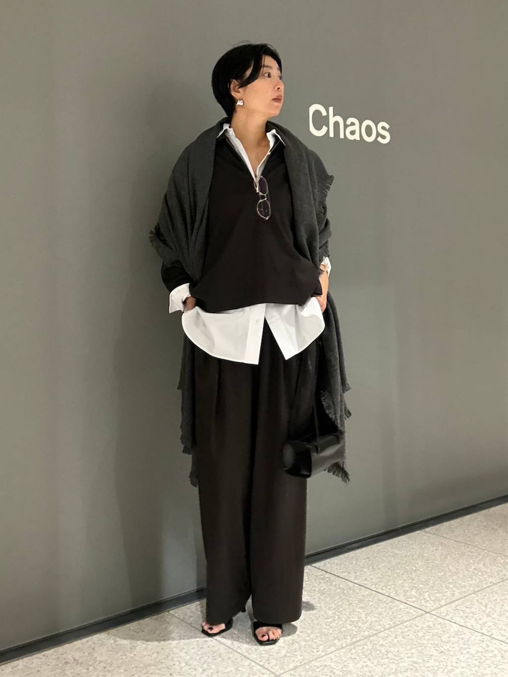 ブラウン系のその他パンツ、ブラウン系のTシャツ/カットソー、ホワイト系のシャツ/ブラウスを着用したレディースの秋コーディネートの2枚目の写真