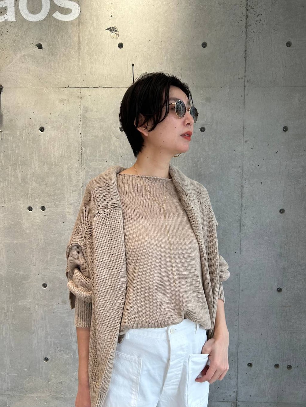 ホワイト系のその他トップス、ベージュ系のニット/セーター、ベージュ系のカーディガン/ボレロを着用したレディースの春コーディネートの5枚目の写真