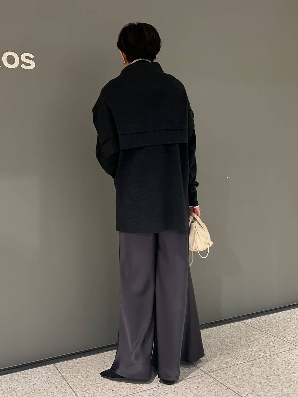 ブラック系のその他トップス、グレー系のニット/セーター、グレー系のニット/セーターを着用したレディースの秋コーディネートの4枚目の写真