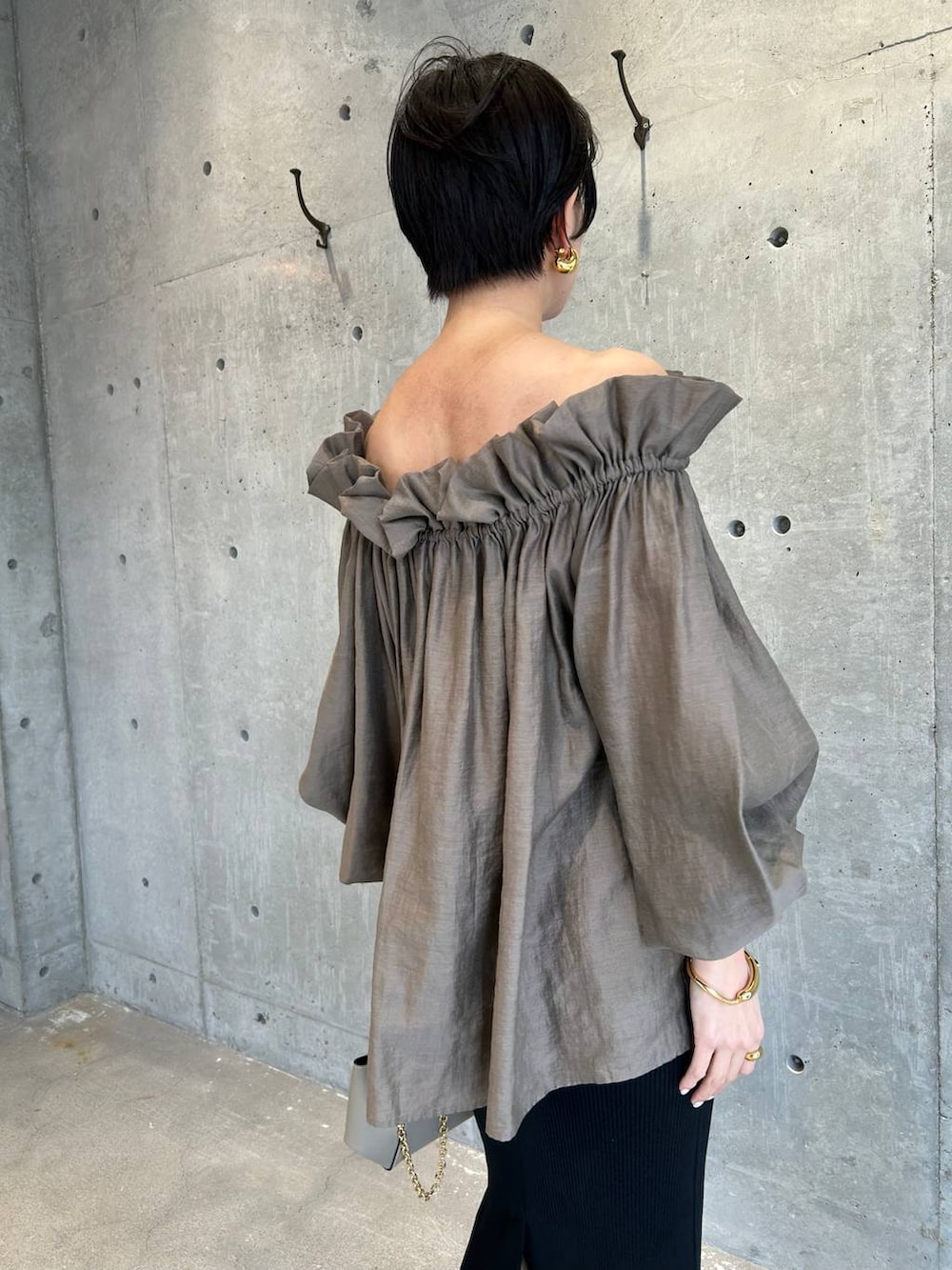 ブラウン系のシャツ/ブラウス、ブラック系のスカートを着用したレディースの春コーディネートの8枚目の写真