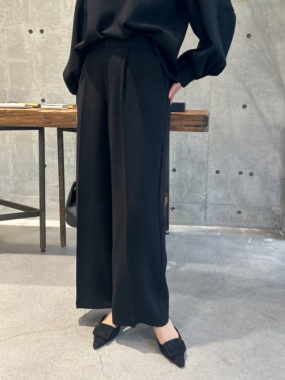 「きれいめ、ベーシック/シンプル、体型カバー、Chaos、セットアップ、コート」｜「ChaosのChaos(カオス)/フィオジョ－ゼットブラウス（シャツ/ブラウス、ブラック系）」を使った、chaos_haseさん（レディース・169cm）の秋コーディネートの8枚目の写真