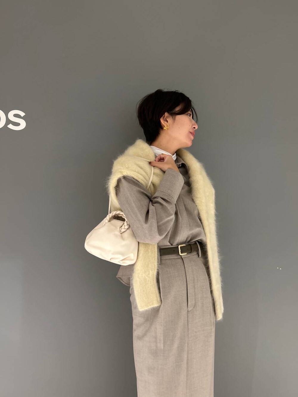 ホワイト系のその他トップス、イエロー系のニット/セーター、ベージュ系のスカートを着用したレディースの秋コーディネートの5枚目の写真