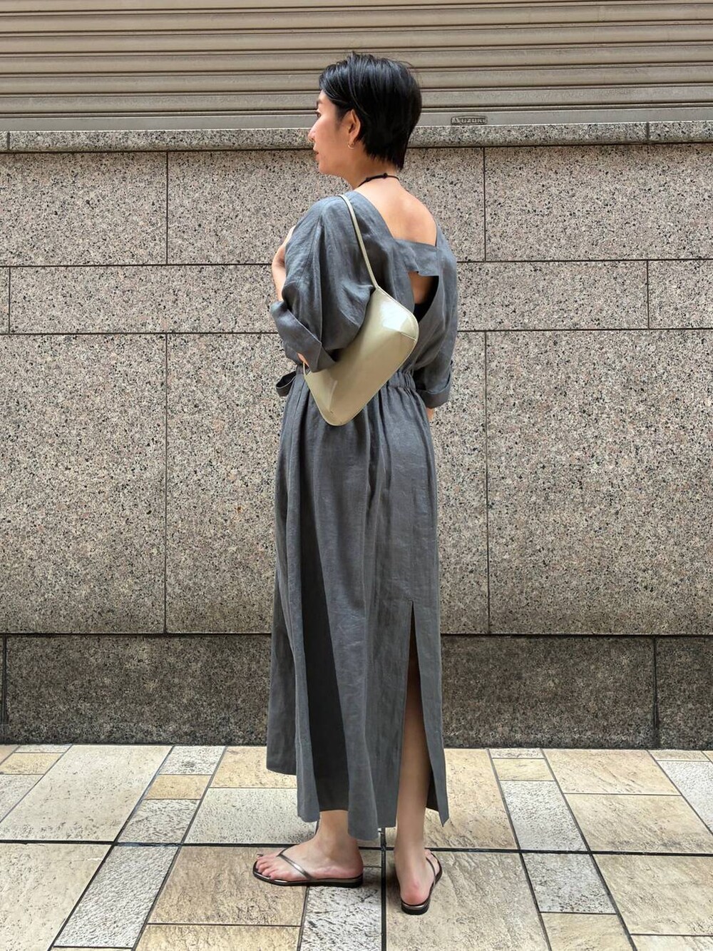 グリーン系のワンピース、グリーン系のサンダル、グレー系のネックレスを着用したレディースの夏コーディネートの4枚目の写真