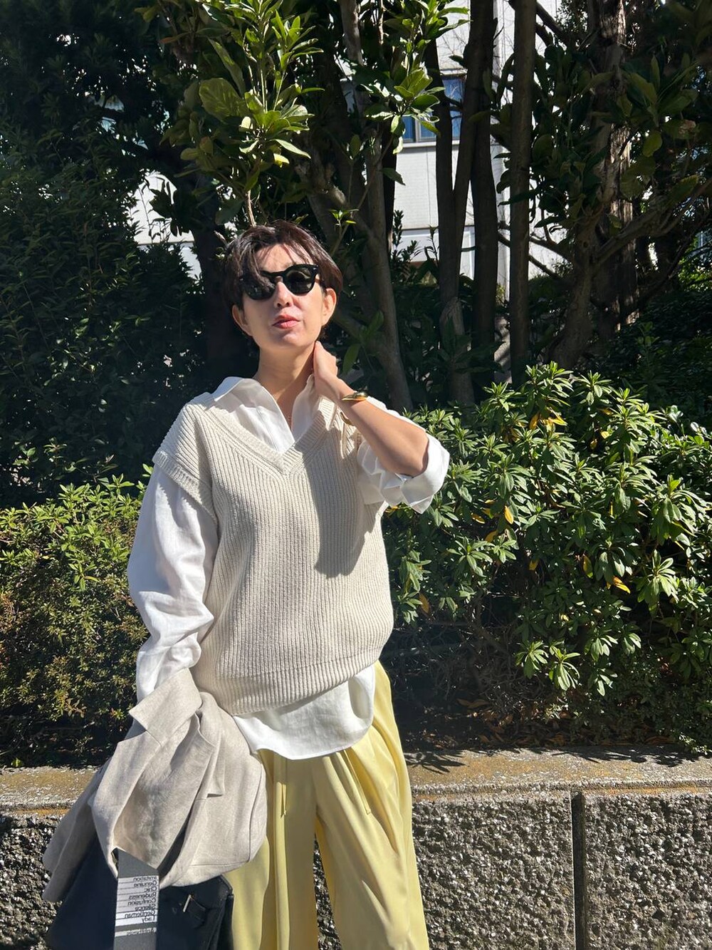 イエロー系のその他パンツ、ホワイト系のベスト、ベージュ系のテーラードジャケットを着用したレディースの冬コーディネートの5枚目の写真