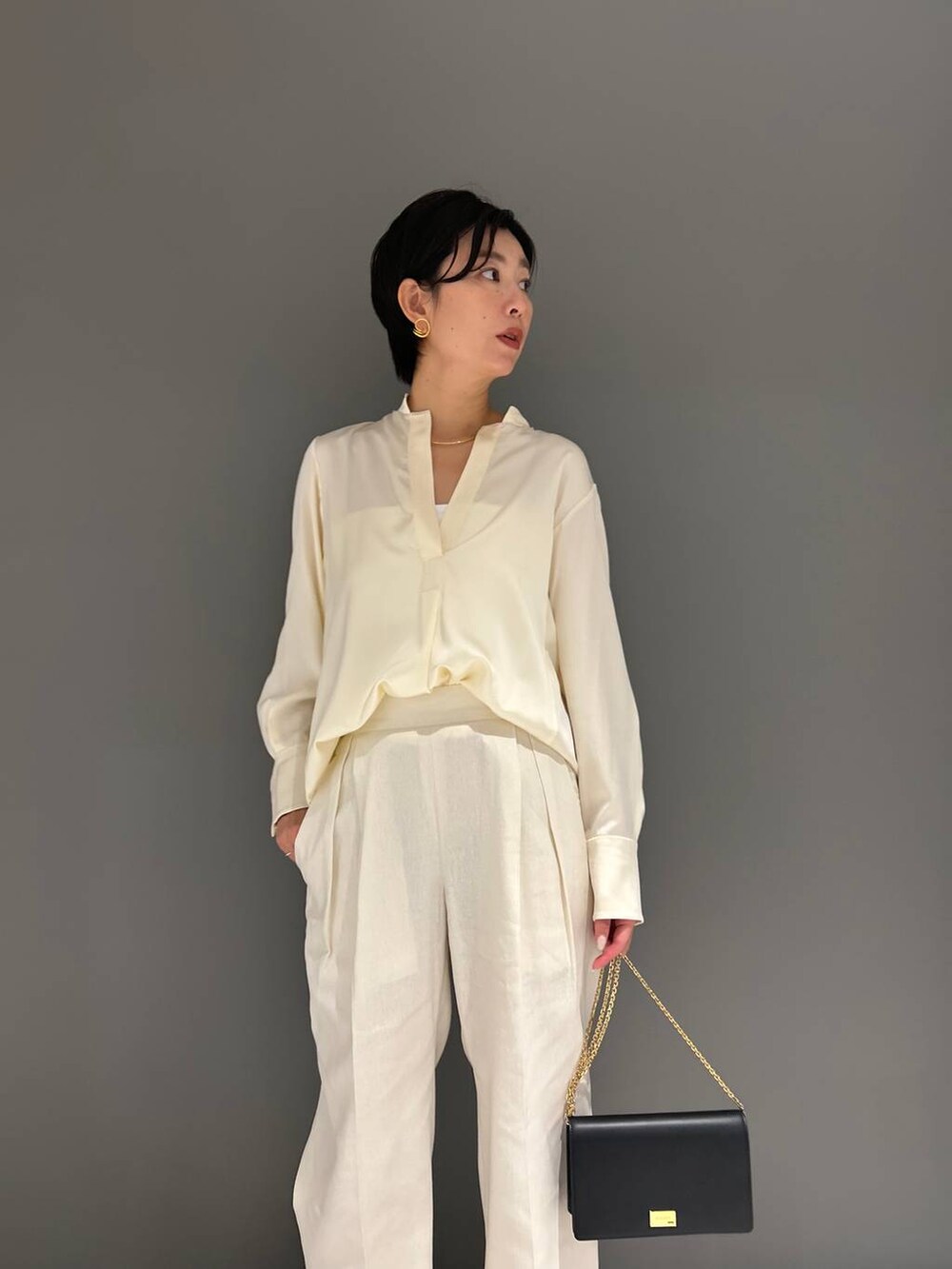 ホワイト系のその他トップス、ホワイト系のシャツ/ブラウス、ホワイト系のその他パンツを着用したレディースの夏コーディネートの4枚目の写真