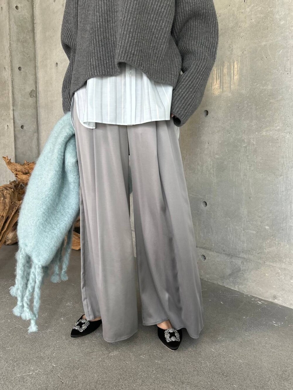 グレー系のその他パンツ、その他のシャツ/ブラウス、ブラック系のノーカラーコートを着用したレディースの秋コーディネートの9枚目の写真