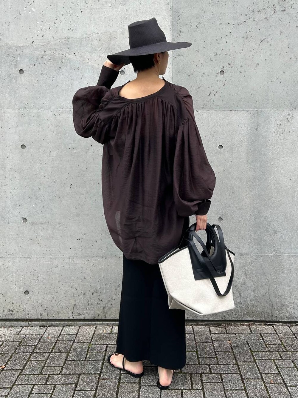 ブラウン系のシャツ/ブラウス、ブラック系のスカートを着用したレディースの春コーディネートの3枚目の写真