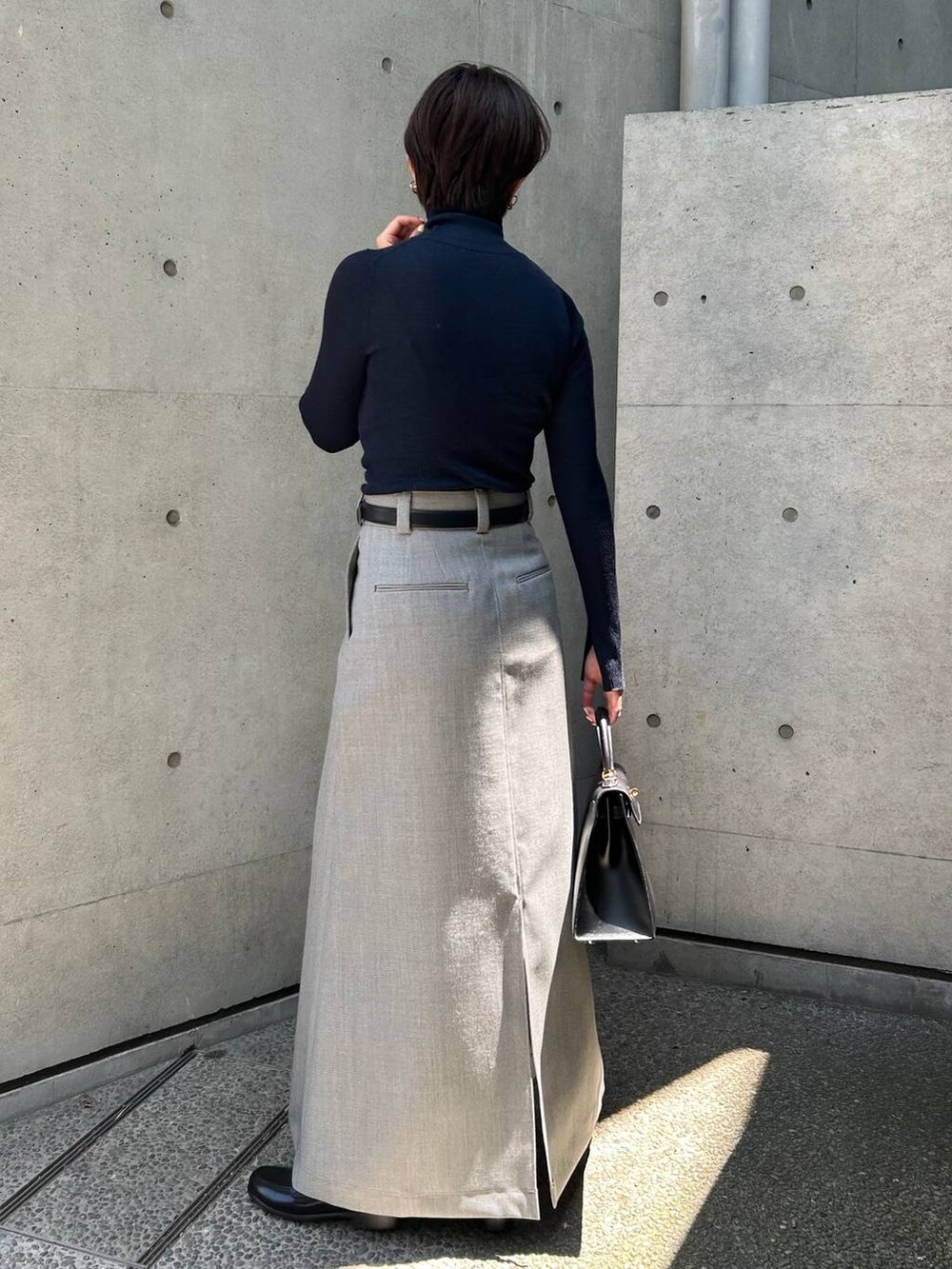 ブルー系のその他アウター、ブルー系のニット/セーター、グレー系のスカートを着用したレディースの秋コーディネートの3枚目の写真