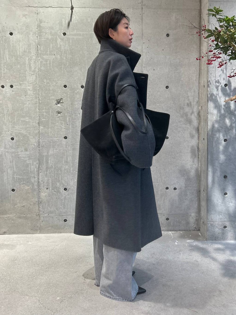 グレー系のその他アウター、グレー系のニット/セーター、グレー系のデニムパンツを着用したレディースの秋コーディネートの3枚目の写真