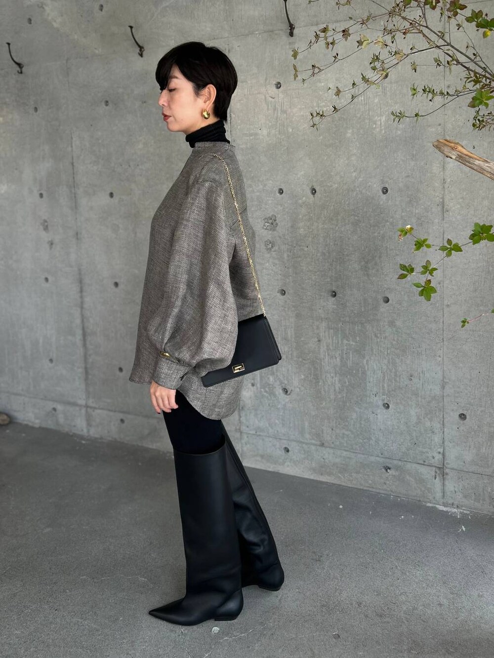 ブラック系のニット/セーター、ブラック系のその他パンツ、ブラック系のシャツ/ブラウスを着用したレディースの秋コーディネートの4枚目の写真