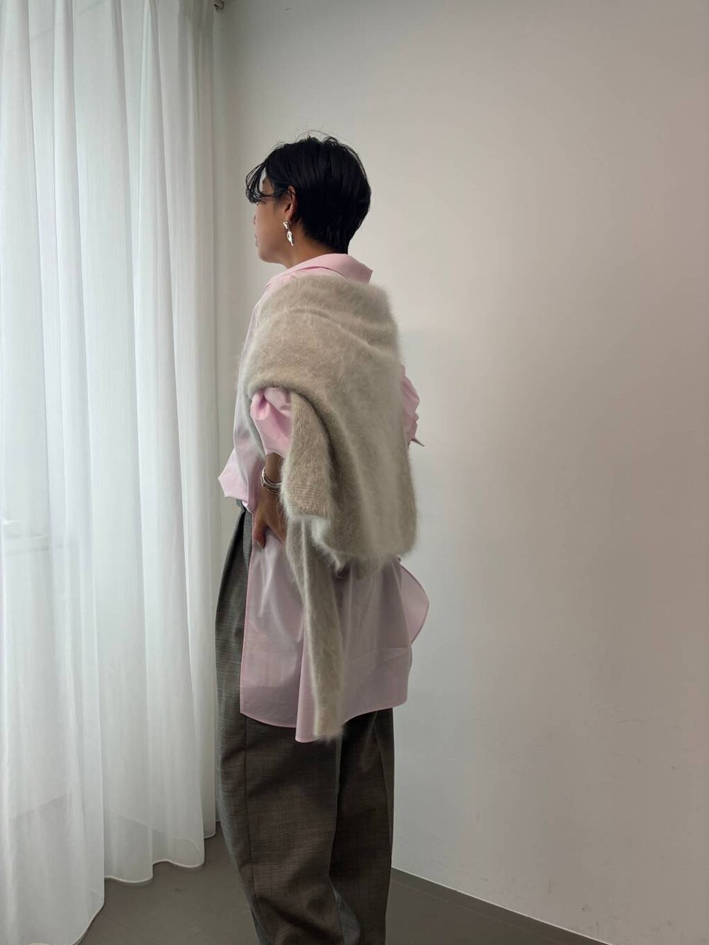 ピンク系のシャツ/ブラウス、グレー系のスラックス、グレー系のカーディガン/ボレロを着用したレディースの夏コーディネートの5枚目の写真