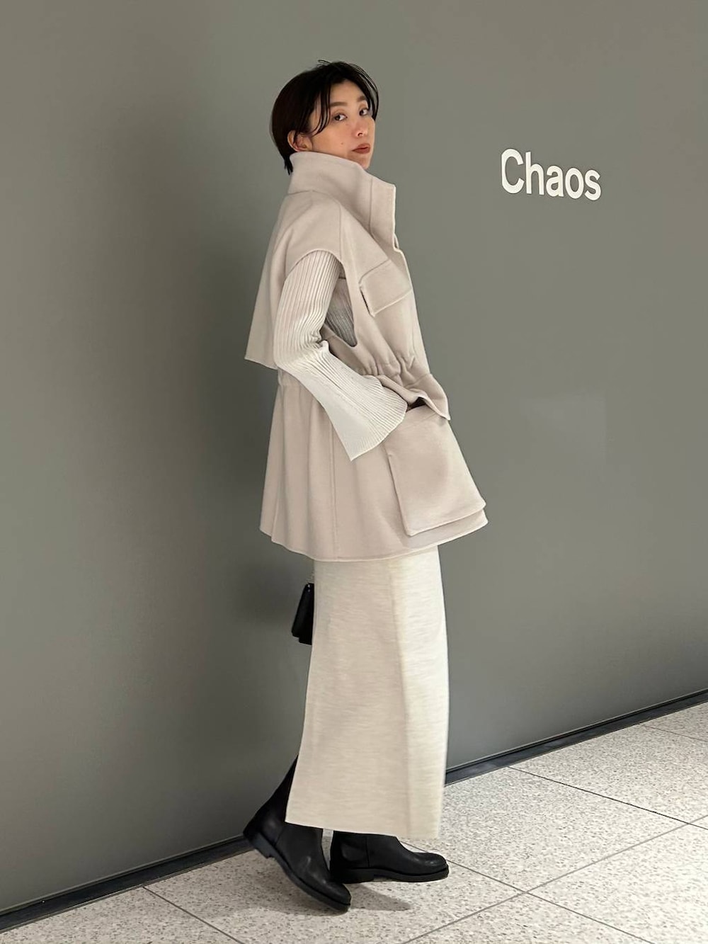 ホワイト系のその他アウター、ホワイト系のニット/セーター、ホワイト系のスカートを着用したレディースの秋コーディネートの2枚目の写真