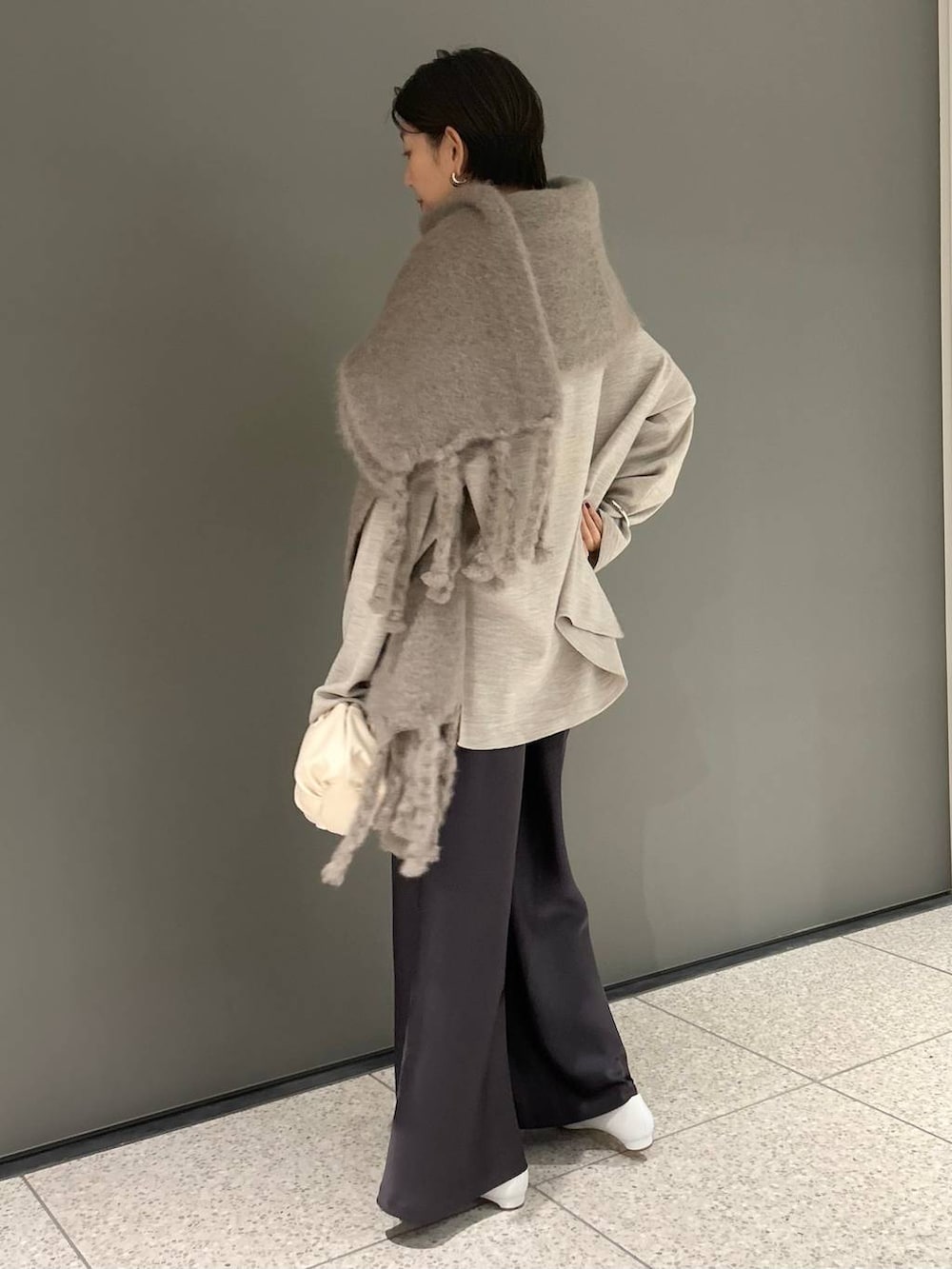 「きれいめ、ベーシック/シンプル、体型カバー、Chaos、コート、冬コーデ、パンツ、ストール」｜「ChaosのChaos(カオス)/＜MANTAS ESCARAY＞別注モヘアストール（マフラー、ブラウン系）」を使った、chaos_haseさん（レディース・169cm）の秋コーディネートの8枚目の写真