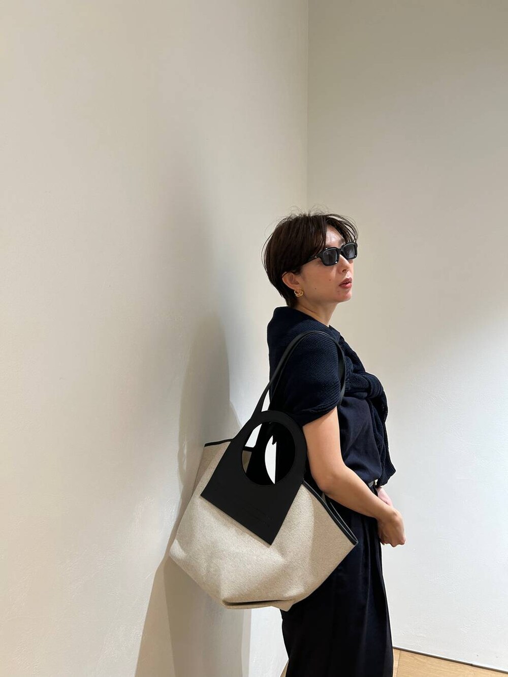 ブルー系のカーディガン/ボレロ、ブルー系のスラックス、ブルー系のシャツ/ブラウスを着用したレディースの春コーディネートの7枚目の写真