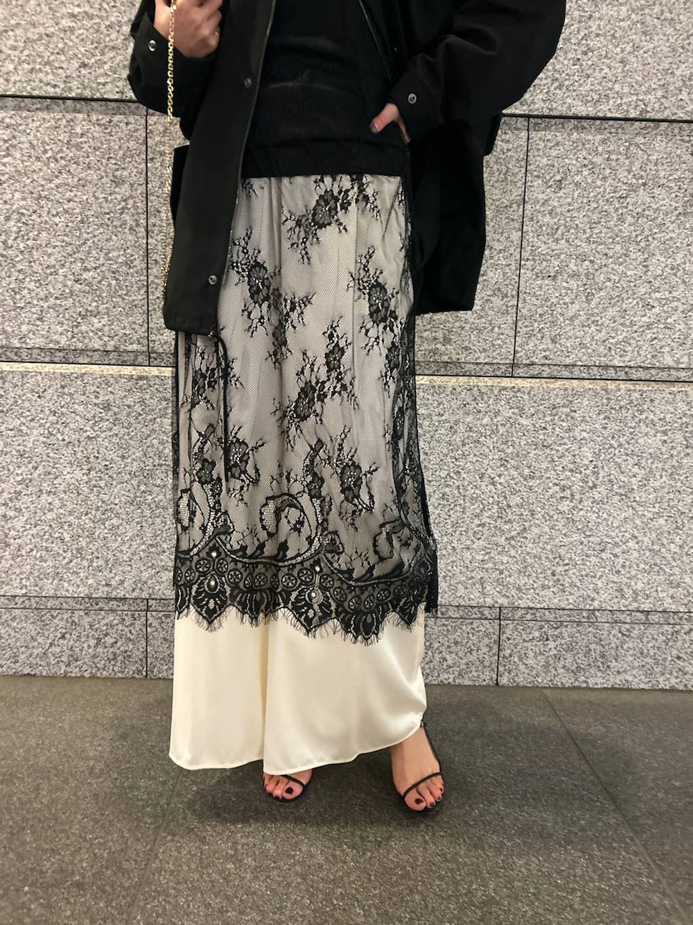 ホワイト系のその他パンツ、ブラック系のニット/セーター、ブラック系のワンピースを着用したレディースの冬コーディネートの6枚目の写真