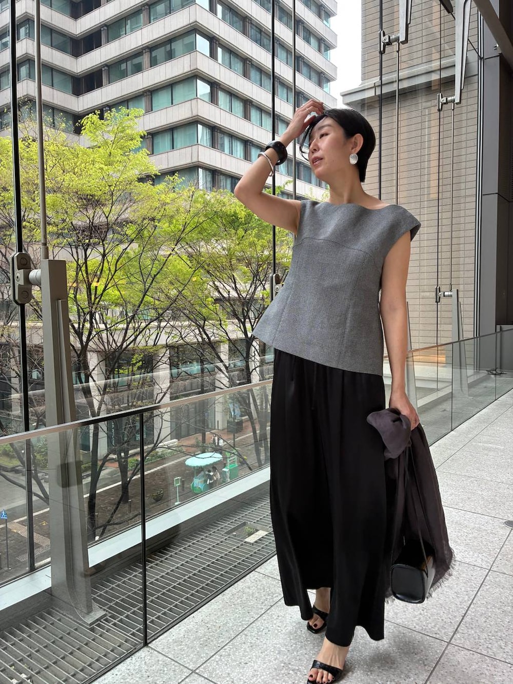 ブラック系のその他パンツ、ホワイト系のその他トップス、ブラウン系のストール/ショールを着用したレディースの春コーディネートの4枚目の写真