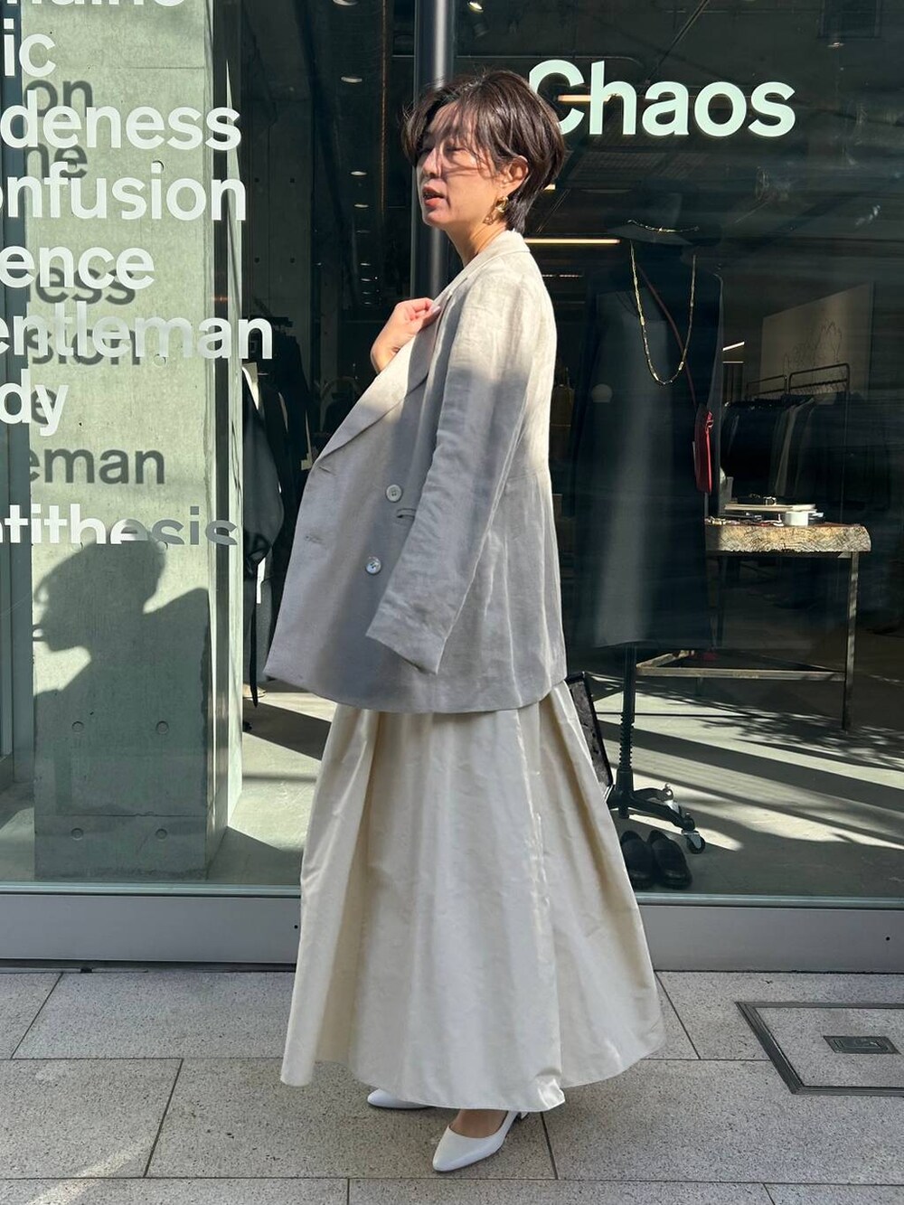 ホワイト系のその他トップス、ホワイト系のベスト、ベージュ系のテーラードジャケットを着用したレディースの冬コーディネートの4枚目の写真