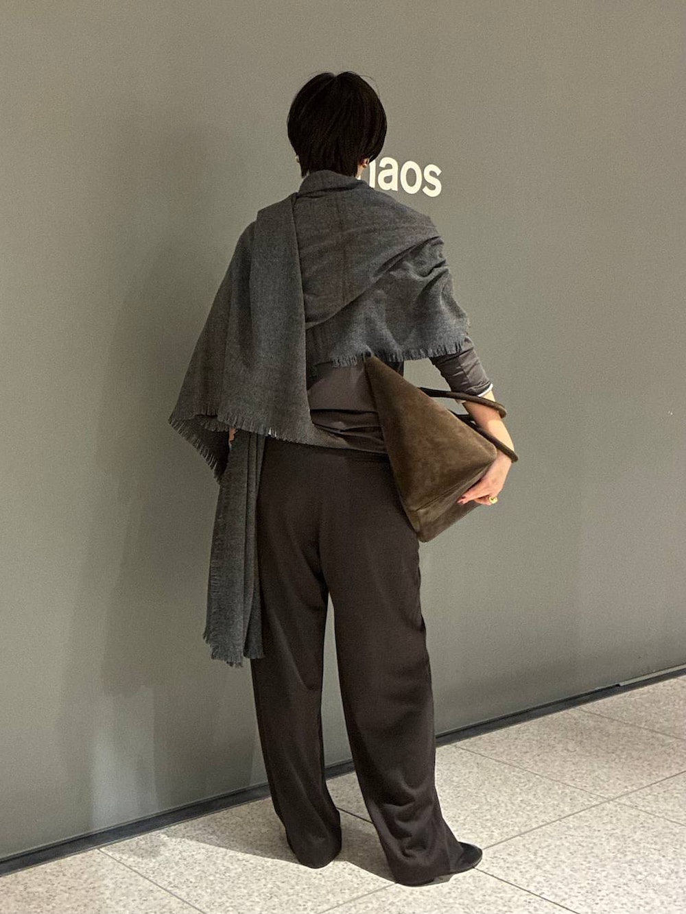 グレー系のその他パンツ、ホワイト系のTシャツ/カットソー、ブラウン系のTシャツ/カットソーを着用したレディースの秋コーディネートの3枚目の写真
