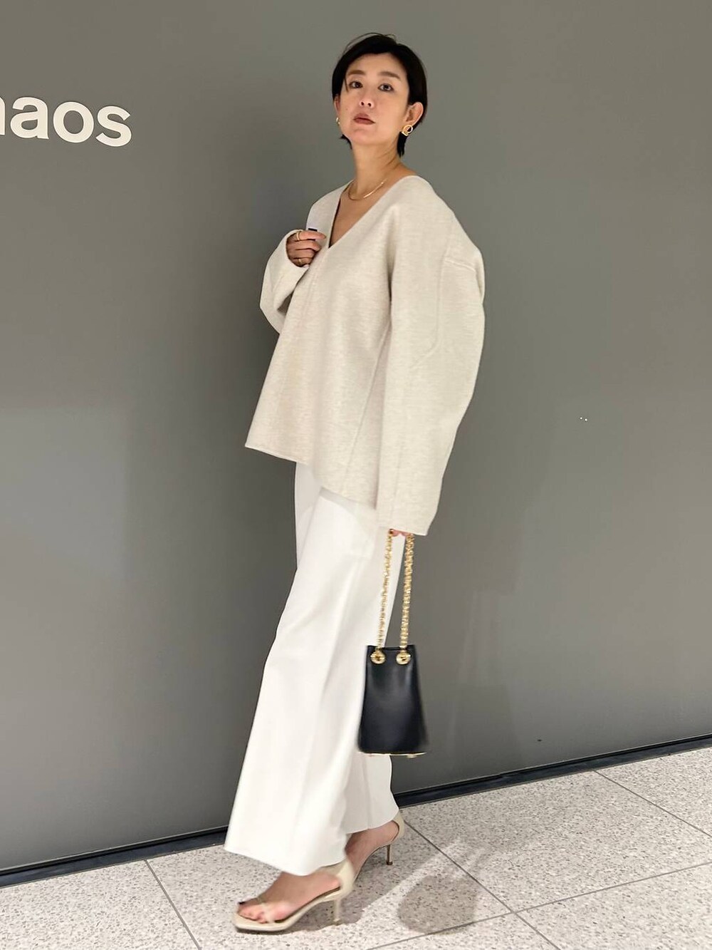 ホワイト系のその他パンツ、ホワイト系のその他トップス、ベージュ系のサンダルを着用したレディースの秋コーディネートの3枚目の写真