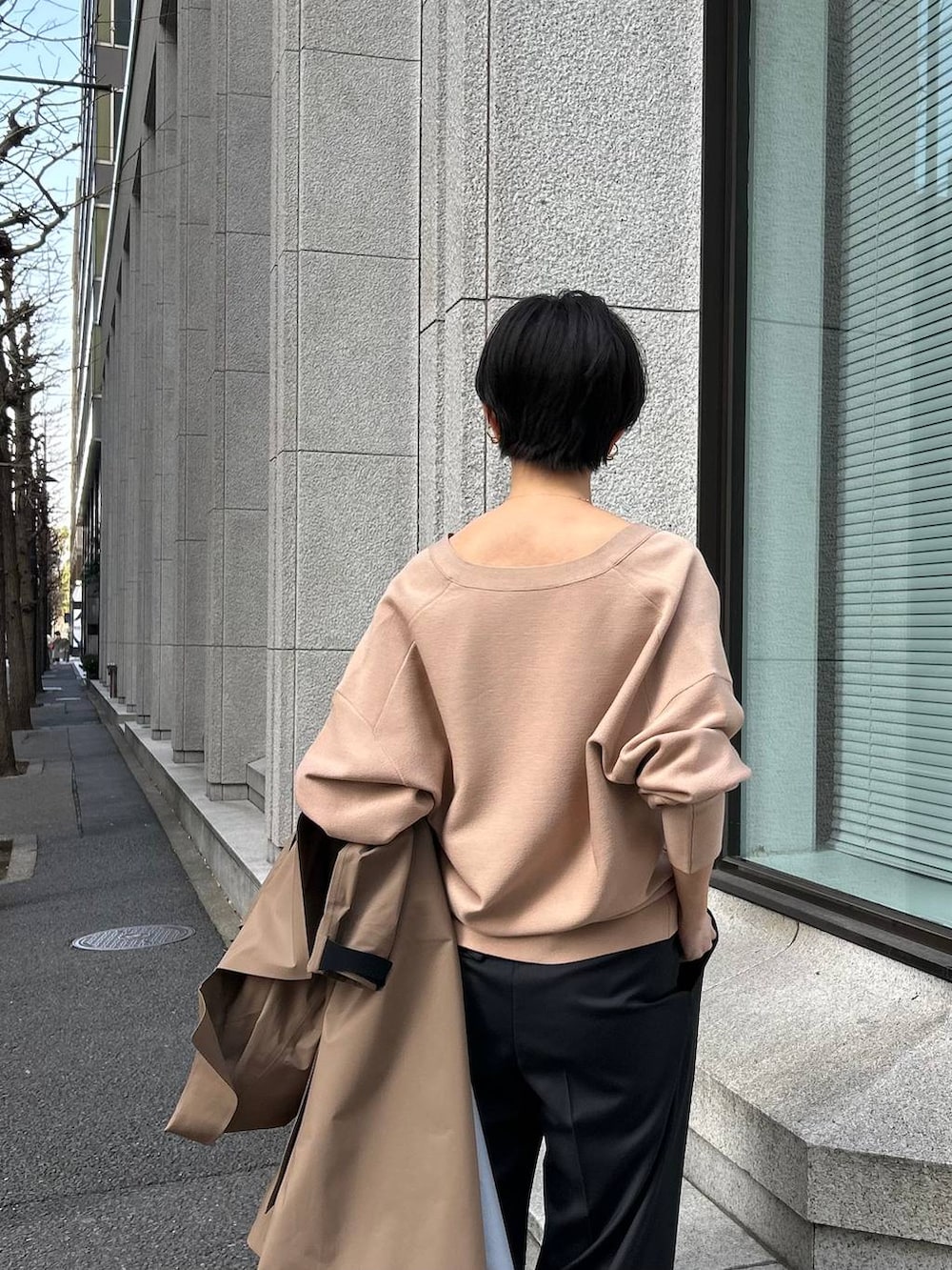 ブラック系のキャミソール、ブラック系のスラックス、ブラウン系のカーディガン/ボレロを着用したレディースの冬コーディネートの8枚目の写真