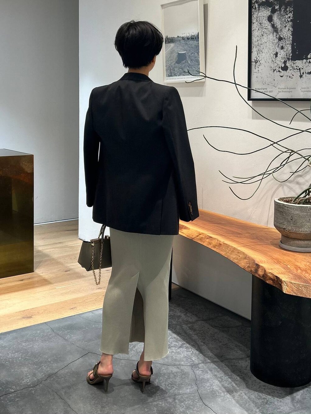 ホワイト系のシャツ/ブラウス、グレー系のスカートを着用したレディースの春コーディネートの3枚目の写真