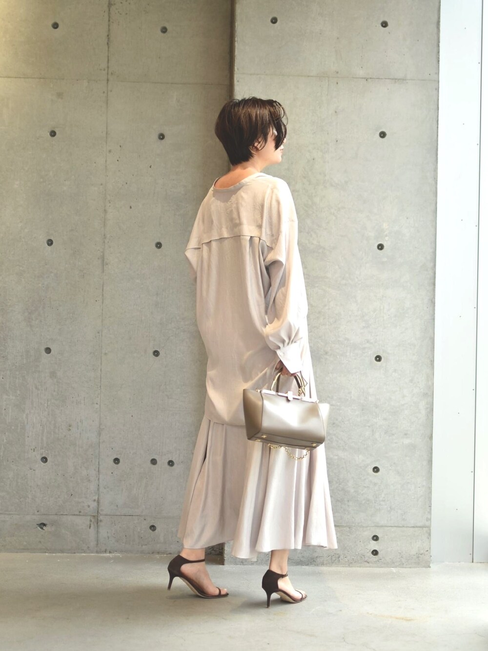 ベージュ系のシャツ/ブラウス、ベージュ系のスカート、ブラウン系のサンダルを着用したレディースの春コーディネートの3枚目の写真