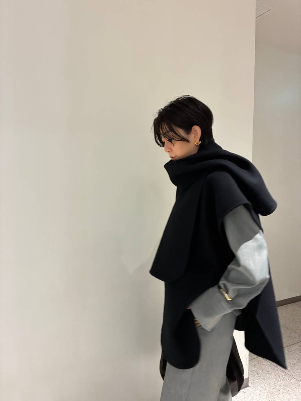 グレー系のスラックス、グレー系のシャツ/ブラウス、ブラウン系のベルトを着用したレディースの秋コーディネートの5枚目の写真