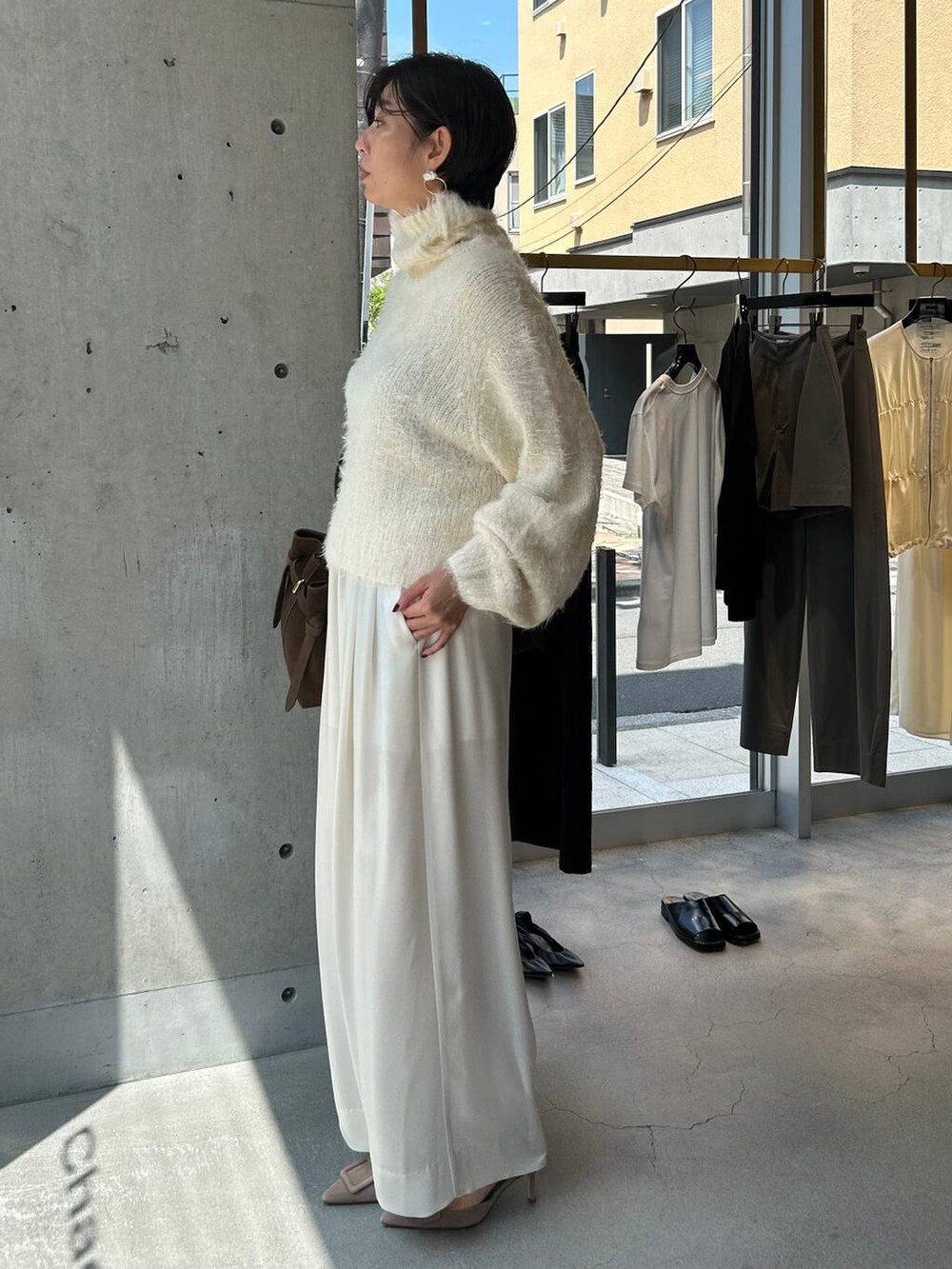ホワイト系のニット/セーター、ホワイト系のその他パンツ、ブラウン系のピーコートを着用したレディースの秋コーディネートの3枚目の写真