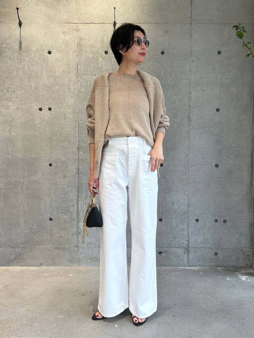 ホワイト系のその他トップス、ベージュ系のニット/セーター、ベージュ系のカーディガン/ボレロを着用したレディースの春コーディネートの2枚目の写真