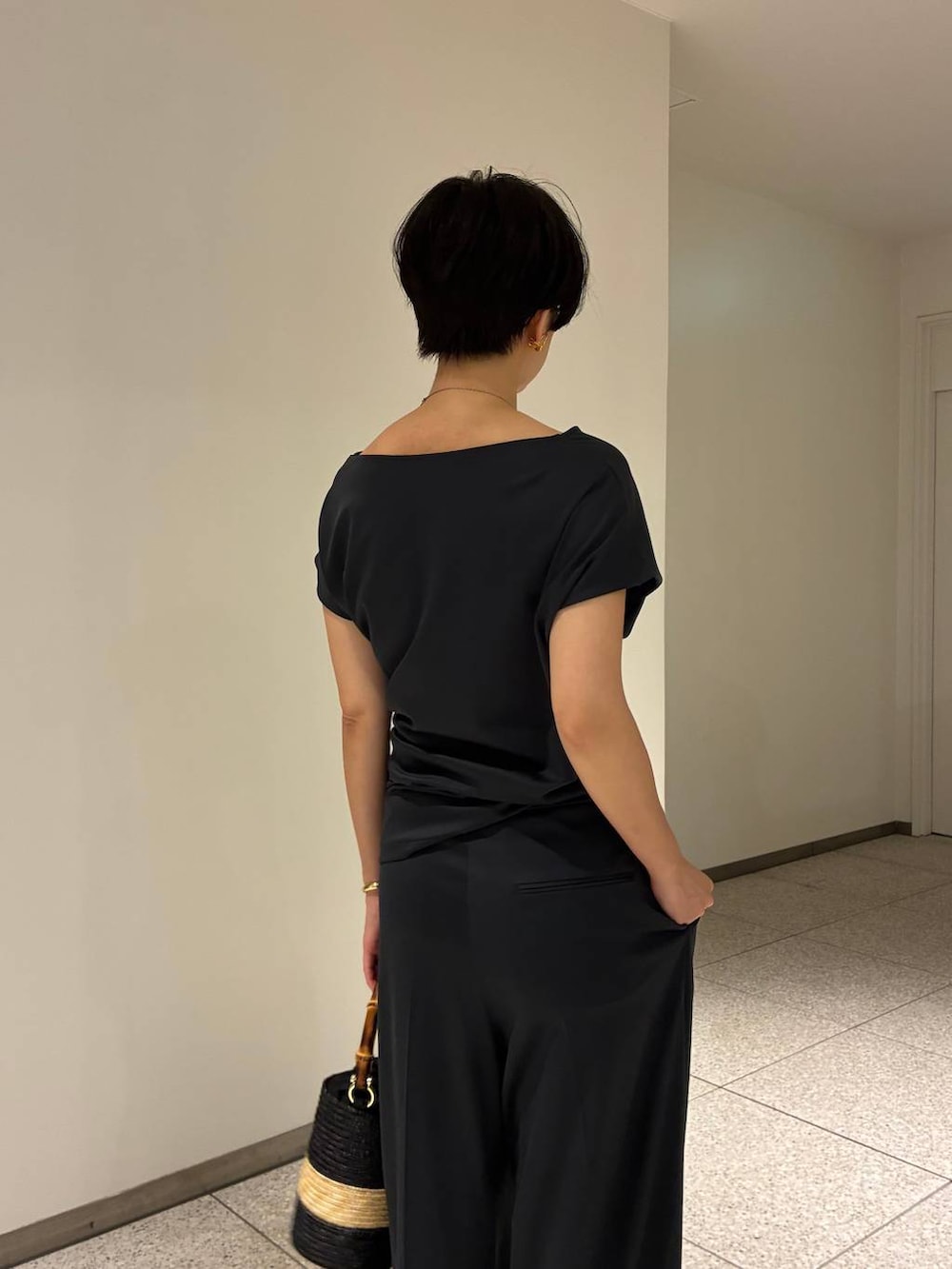 グレー系のその他パンツ、グレー系のTシャツ/カットソー、ベージュ系のハンドバッグを着用したレディースの夏コーディネートの5枚目の写真