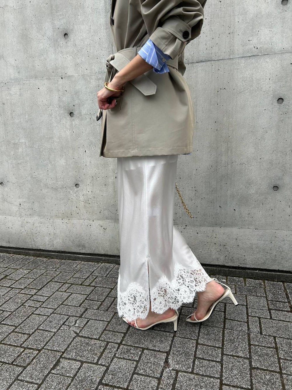 その他のシャツ/ブラウス、ベージュ系のトレンチコートを着用したレディースの冬コーディネートの8枚目の写真