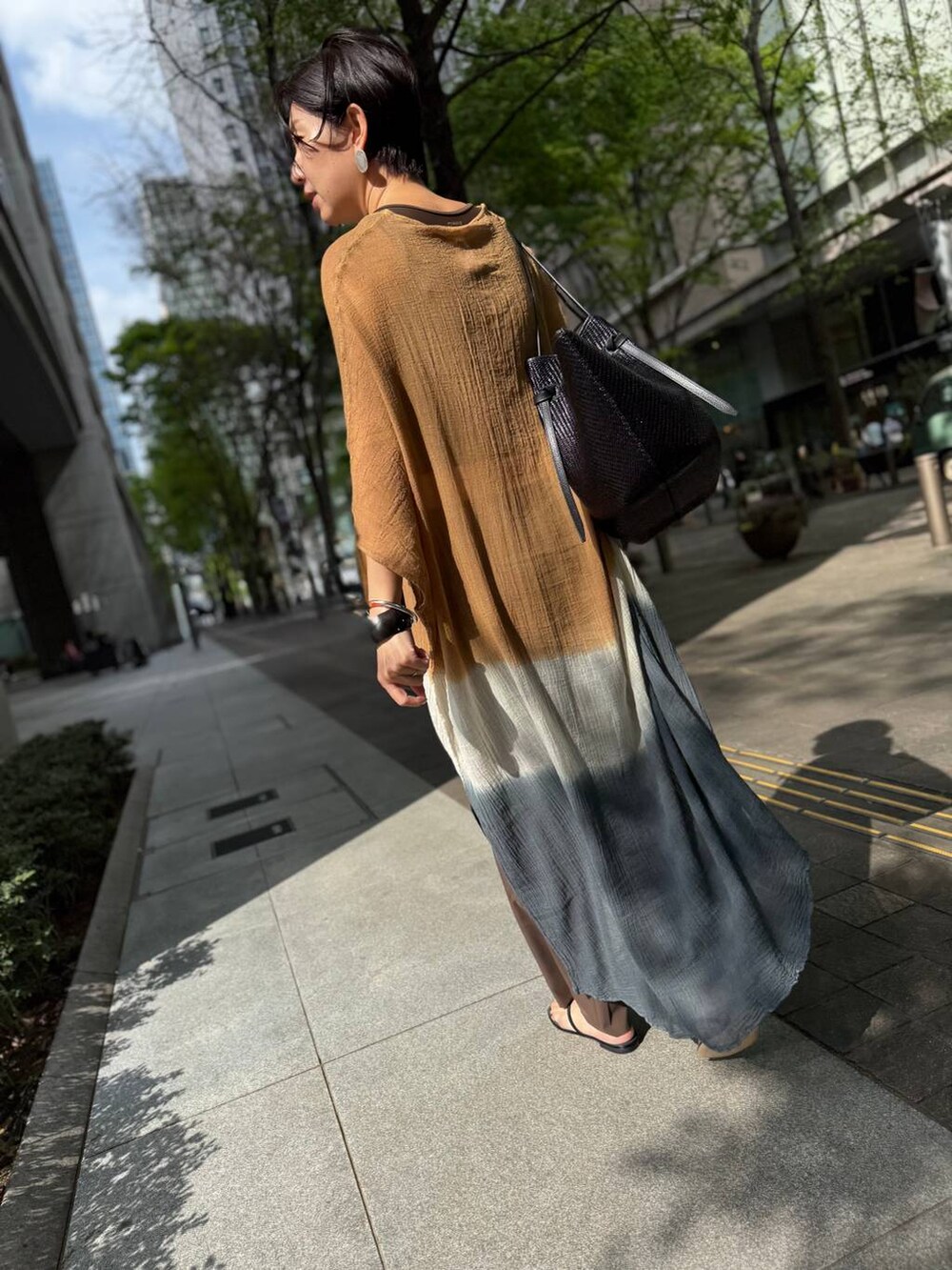ベージュ系のワンピース、ブラウン系の水着、ブラウン系の水着を着用したレディースの春コーディネートの9枚目の写真