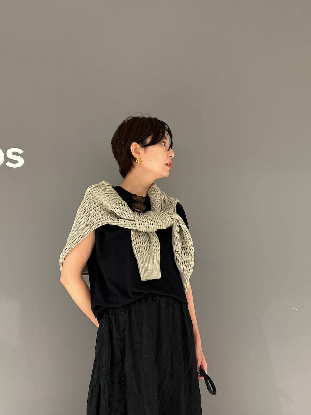 ブラック系のその他トップス、グレー系のカーディガン/ボレロ、ブラック系のTシャツ/カットソーを着用したレディースの夏コーディネートの9枚目の写真