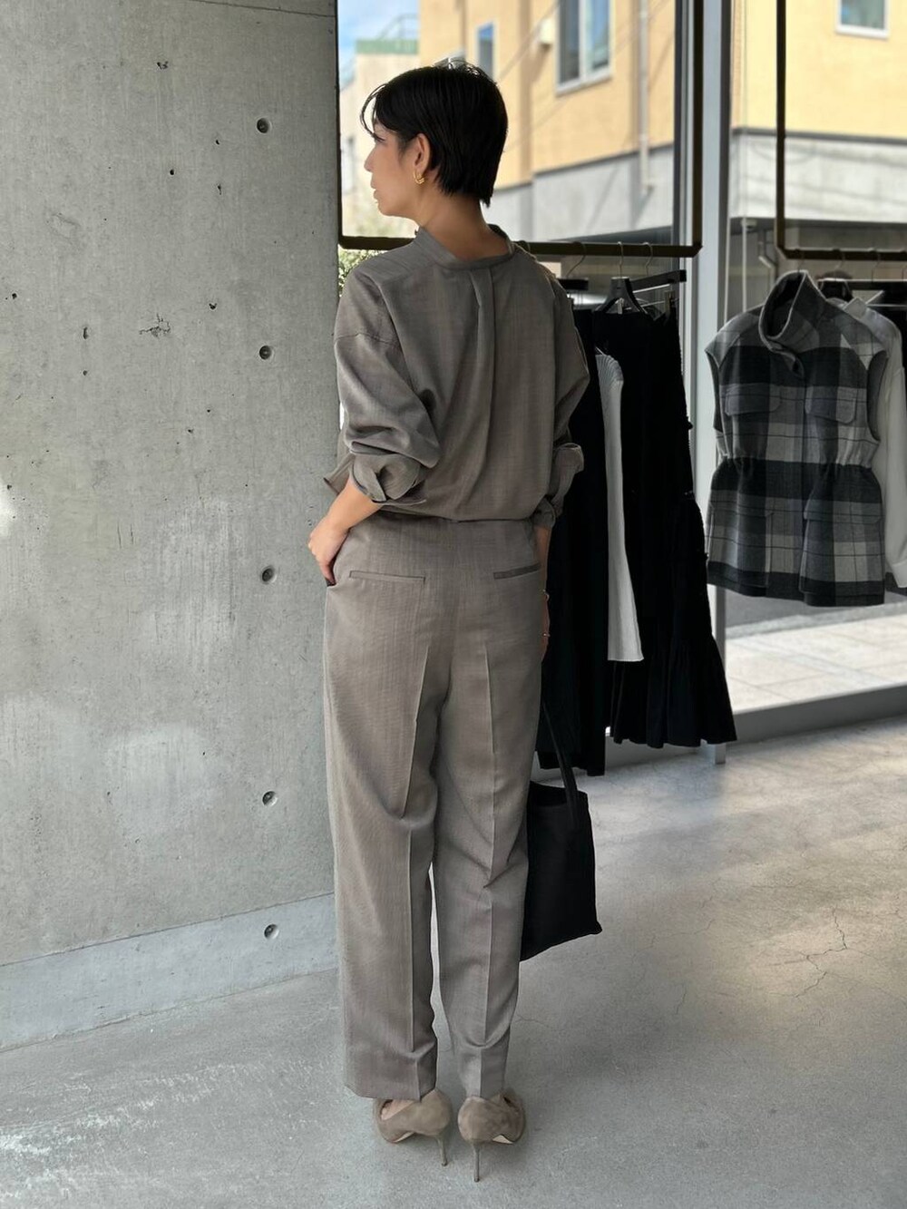 ベージュ系のカーディガン/ボレロ、ブラウン系のシャツ/ブラウス、ブラウン系のスラックスを着用したレディースの秋コーディネートの7枚目の写真