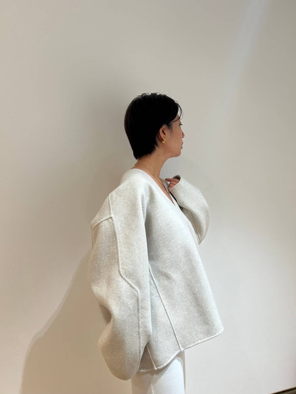 ホワイト系のその他パンツ、ホワイト系のその他トップス、ベージュ系のサンダルを着用したレディースの秋コーディネートの10枚目の写真