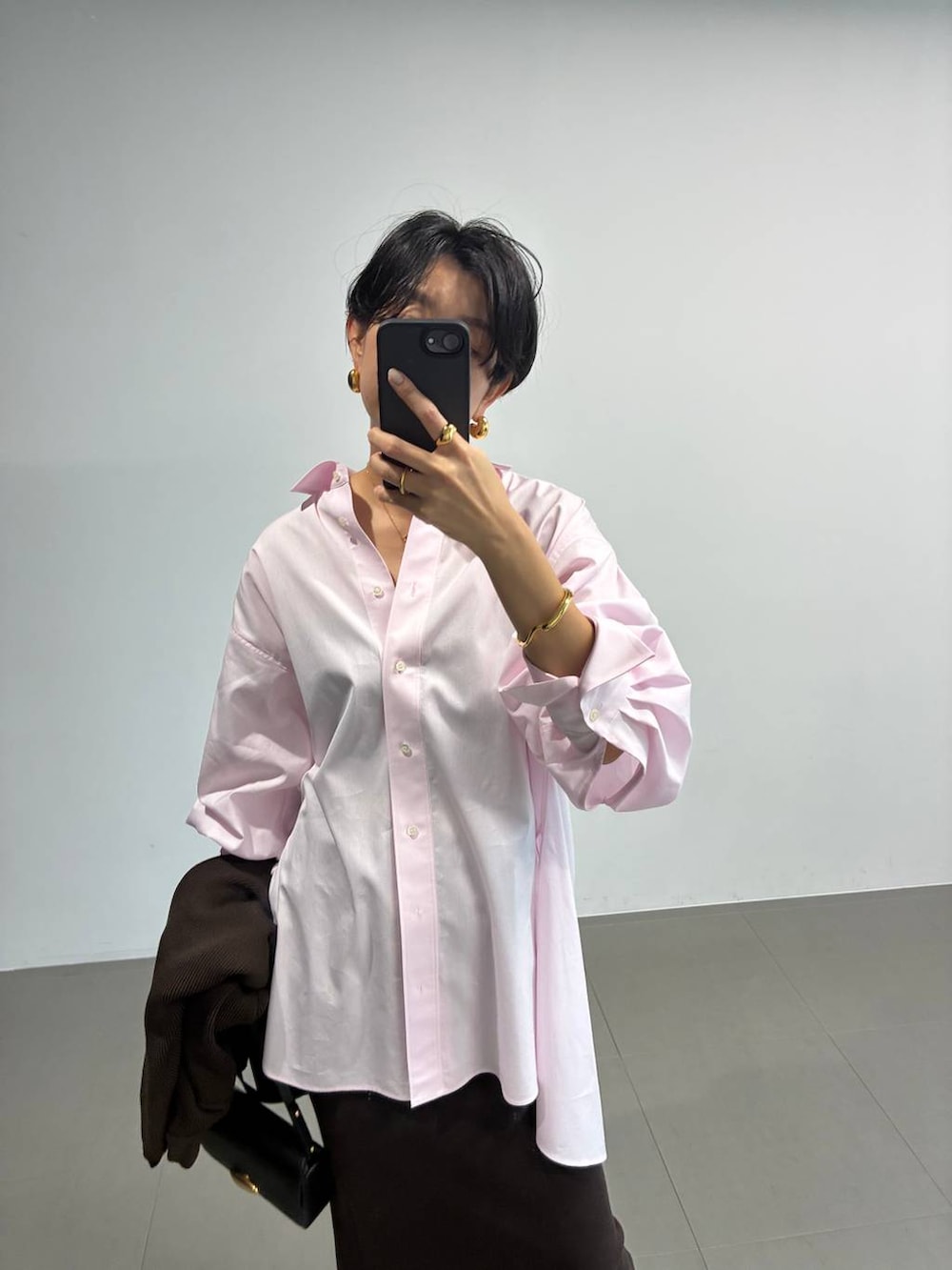 ブラウン系のカーディガン/ボレロ、ピンク系のシャツ/ブラウス、ブラウン系のスカートを着用したレディースの夏コーディネートの8枚目の写真