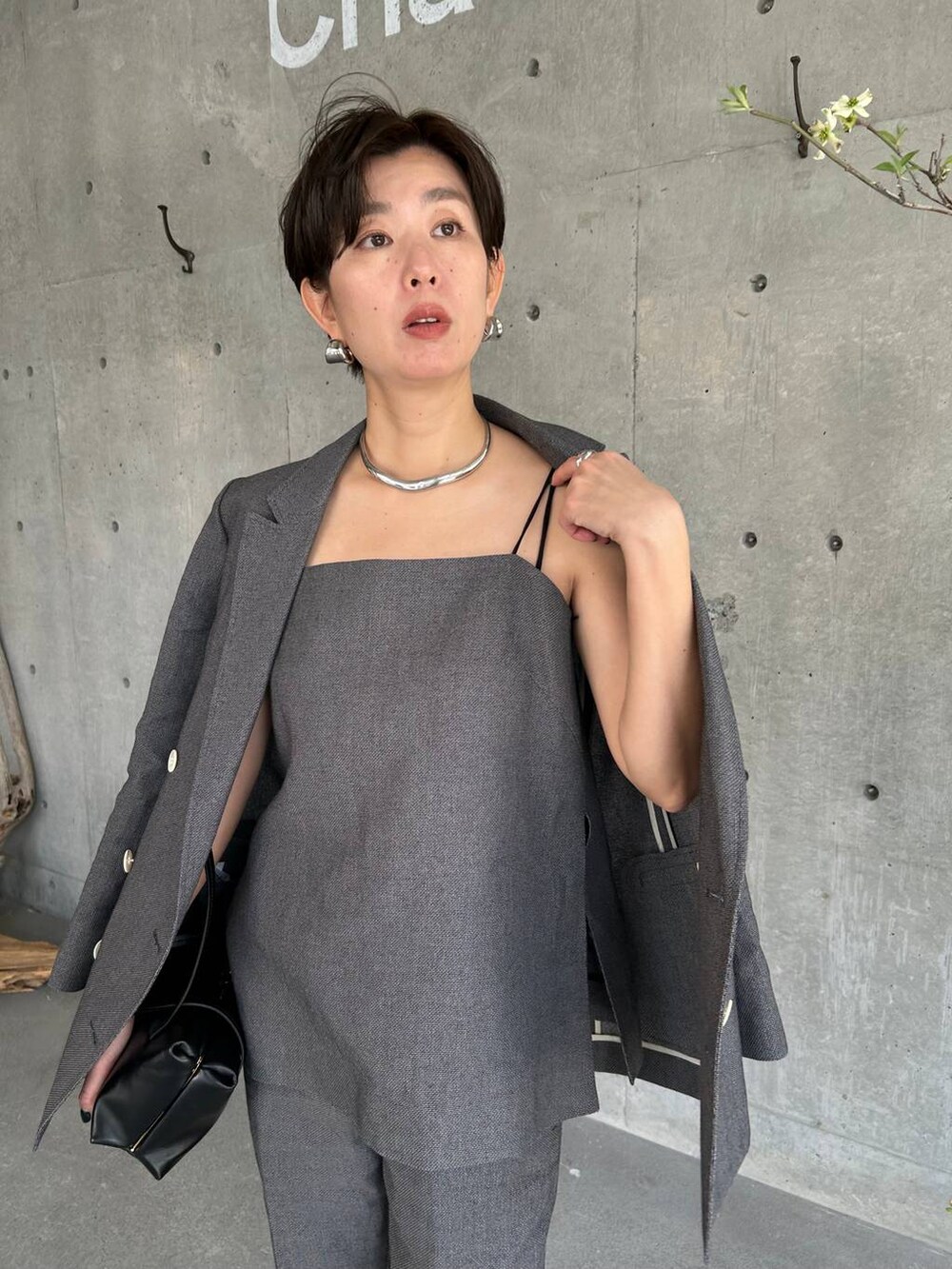 ブラック系のテーラードジャケット、ブラック系のその他パンツ、ブラック系のベストを着用したレディースの春コーディネートの6枚目の写真