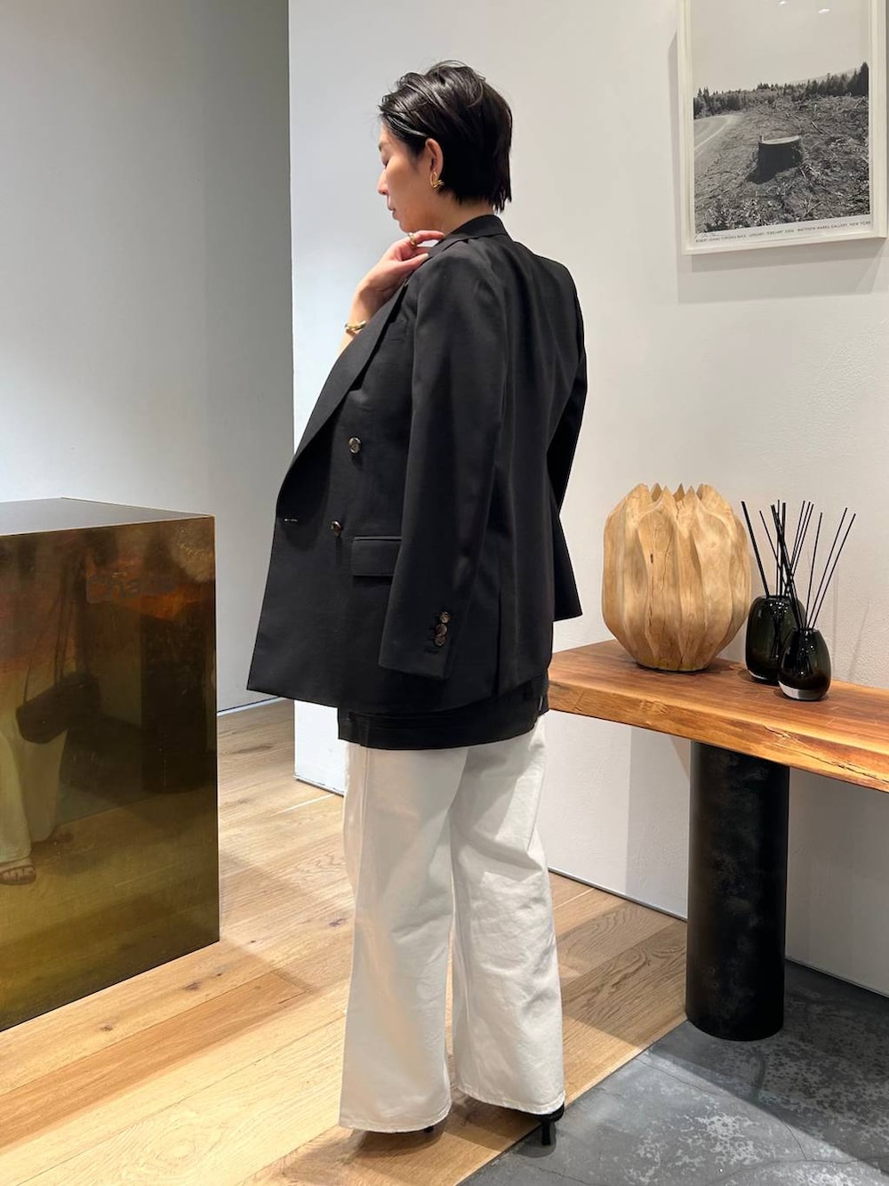 ホワイト系のデニムパンツ、グレー系のニット/セーター、グレー系のカーディガン/ボレロを着用したレディースの春コーディネートの3枚目の写真