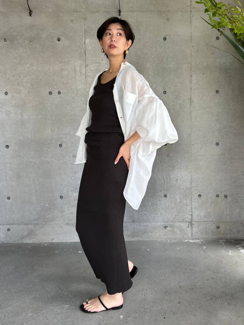 ブラウン系のタンクトップ、ブラウン系のスカート、ベージュ系のシャツ/ブラウスを着用したレディースの夏コーディネートの2枚目の写真