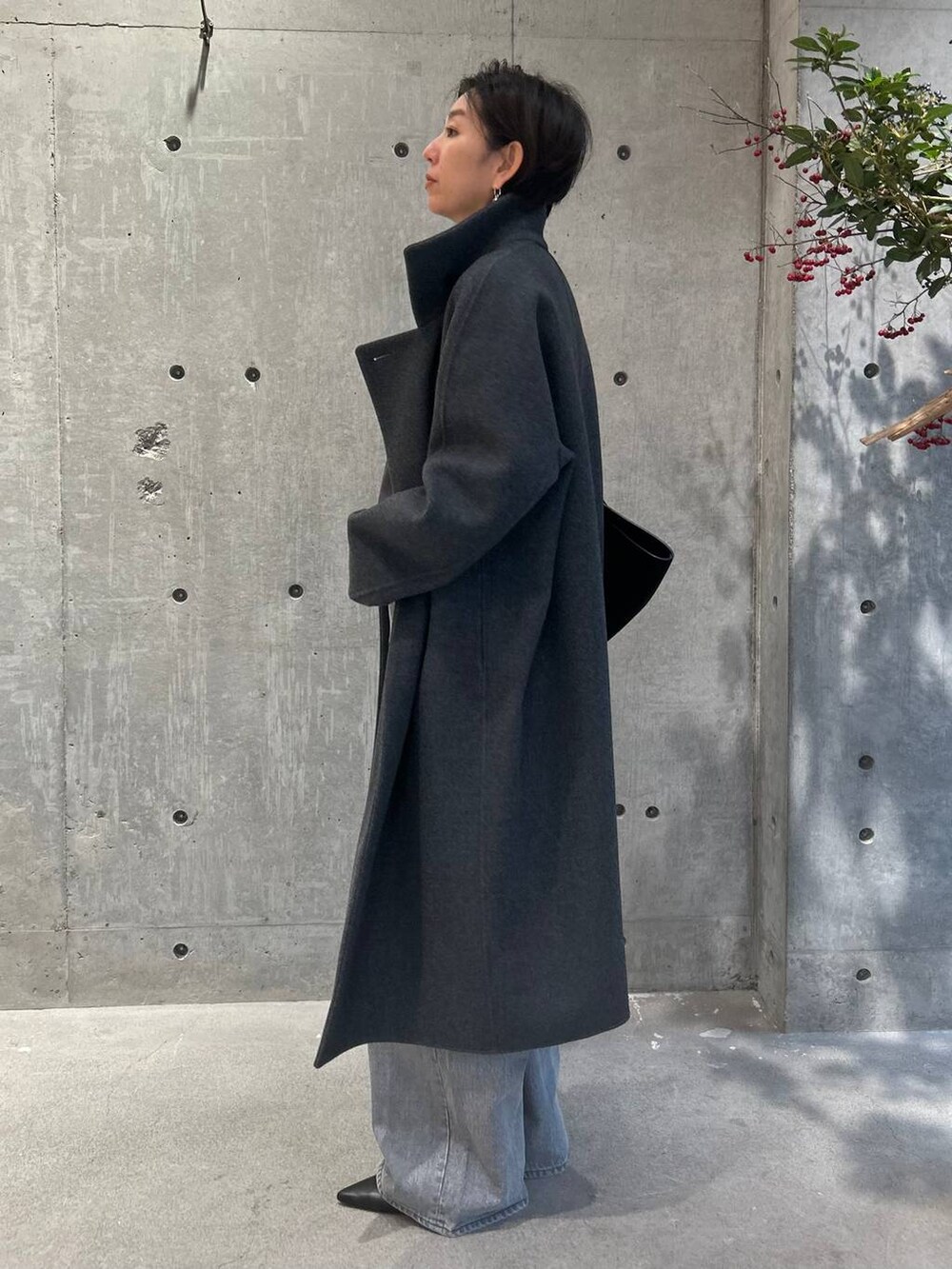 グレー系のその他アウター、グレー系のニット/セーター、グレー系のデニムパンツを着用したレディースの秋コーディネートの2枚目の写真