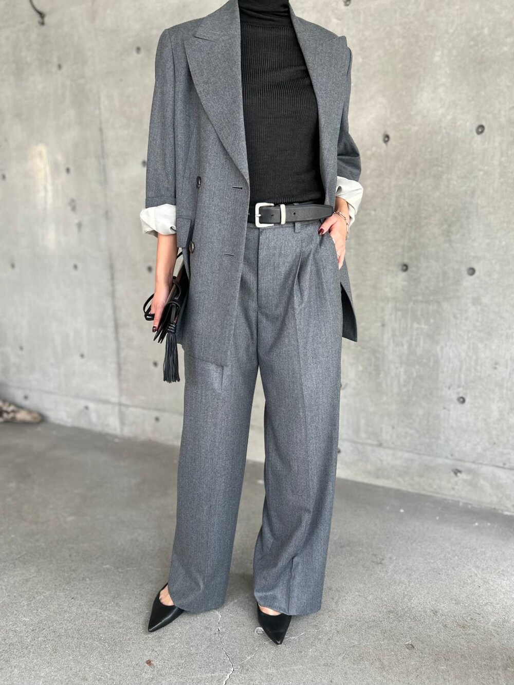 ホワイト系のその他トップス、ブラック系のニット/セーター、グレー系のテーラードジャケットを着用したレディースの秋コーディネートの8枚目の写真